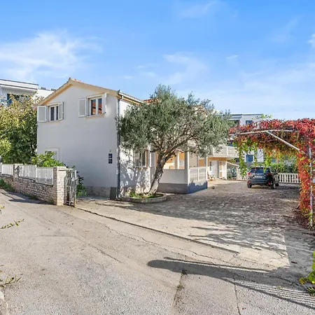 2 Bedroom In Apartment Rogoznica (Sibenik-Knin)